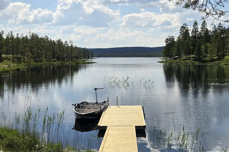 Pinewood Cabins - Lake with boat