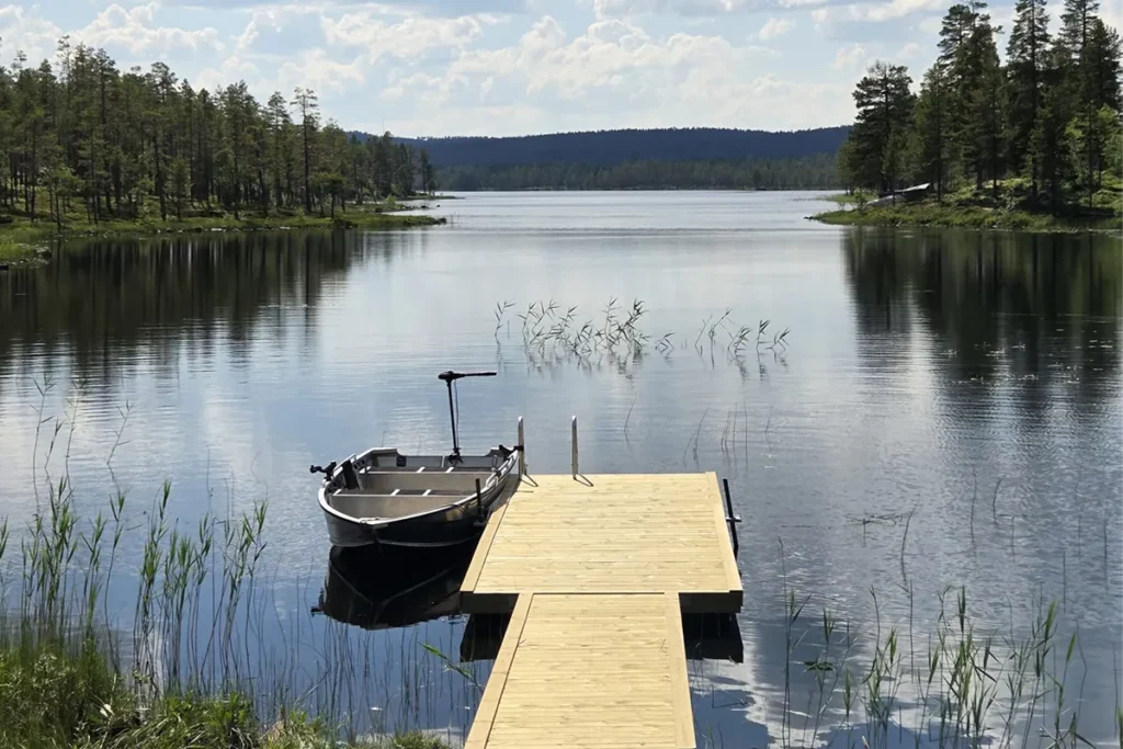 Pinewood Cabins - Lake with boat