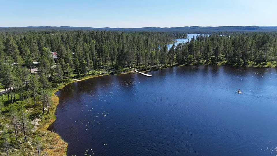 Pinewood Cabins - Small lake in front and a bit of large lake behind