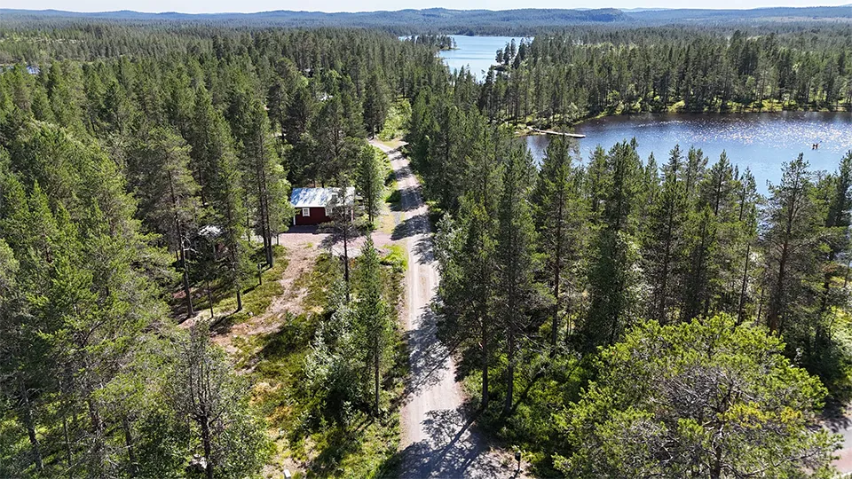 Pinewood Cabins - cabins and both bordering lakes